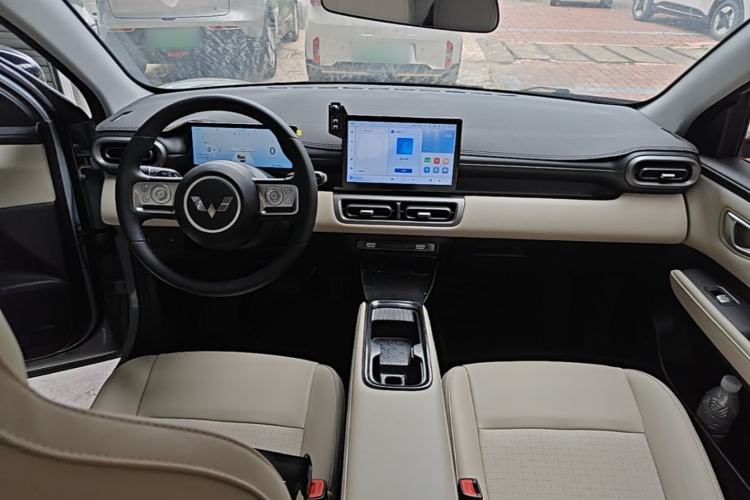 Used Wuling Bingo PLUS 2024 401 km Range 5-Seater Version Center Console