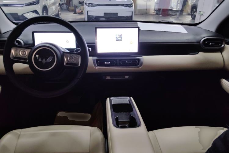 Used Wuling Bingo PLUS 2024 330 km Range Five-Seater Version Center Console