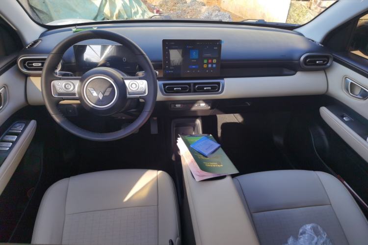 Used Wuling Bingo PLUS 2024 330 km Range Five-Seater Version Center Console
