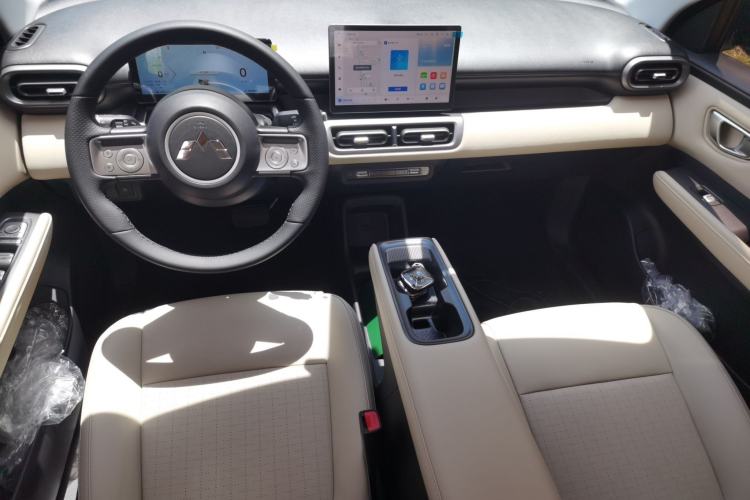 Used Wuling Bingo PLUS 2024 330 km Range Five-Seater Version Center Console