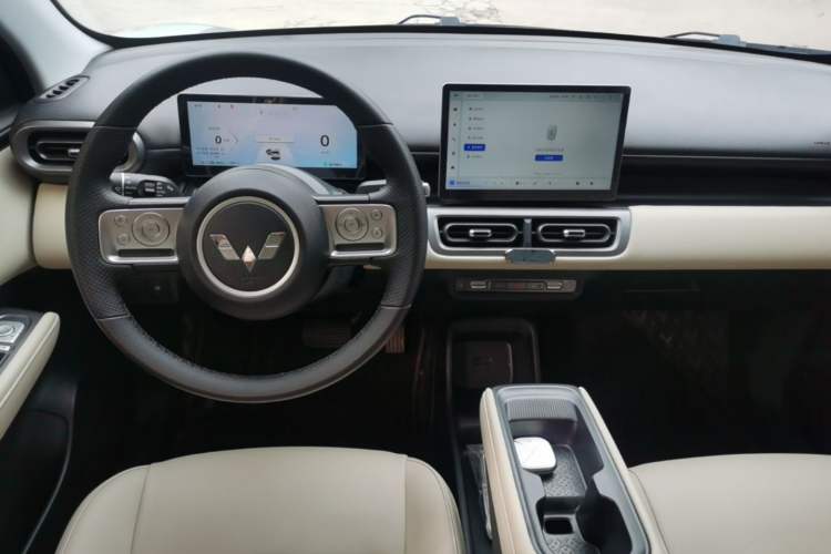 Used Wuling Bingo PLUS 2024 330 km Range Five-Seater Version Center Console