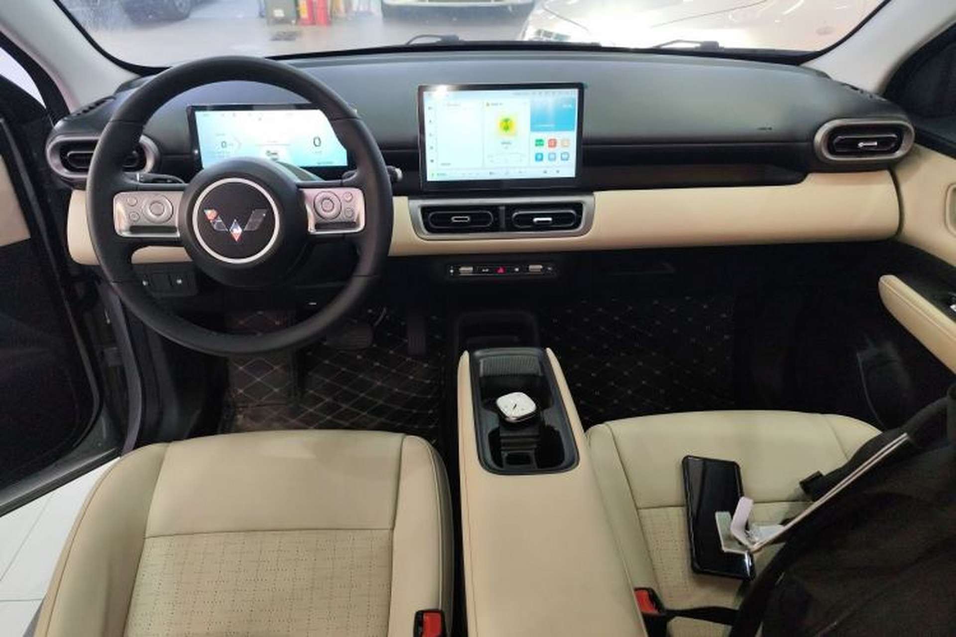 Used Wuling Bingo PLUS 2024 330 km Range Five-Seater Version Center Console