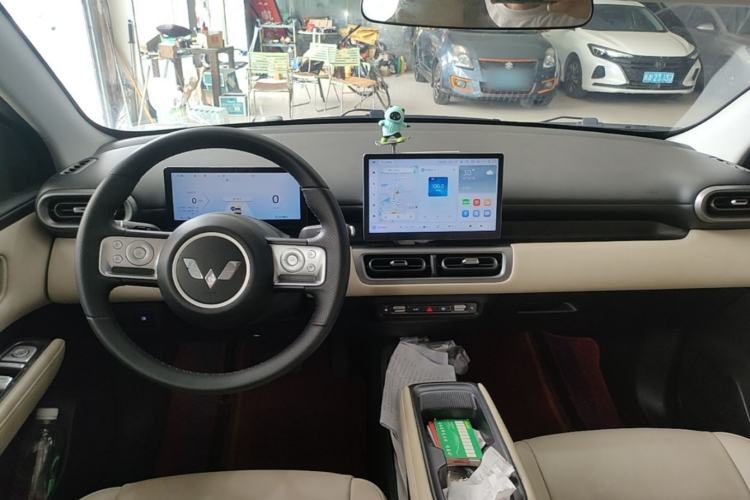 Used Wuling Bingo PLUS 2024 330 km Range Five-Seater Version Center Console