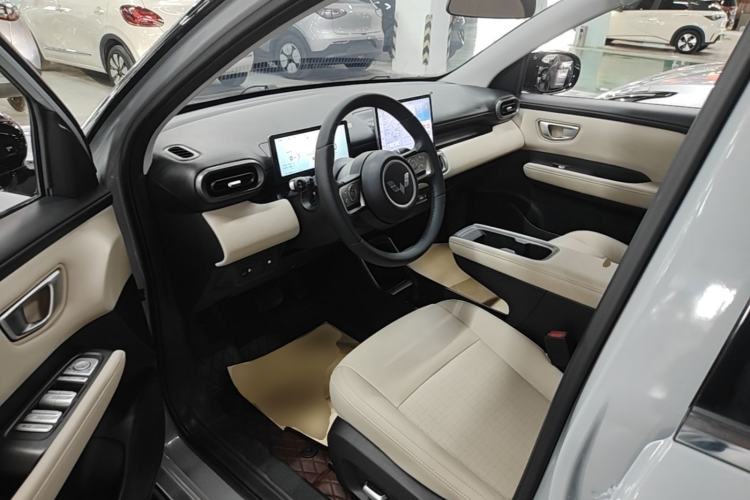 Used Wuling Bingo PLUS 2024 330 km Range Five-Seater Version Driver Seat