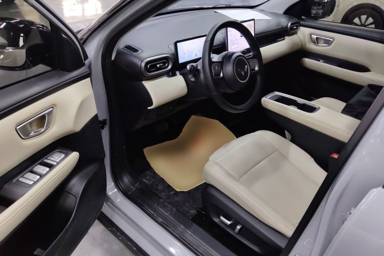 Used Wuling Bingo PLUS 2024 330 km Range Five-Seater Version Driver Seat