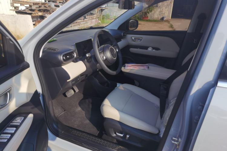 Used Wuling Bingo PLUS 2024 330 km Range Five-Seater Version Driver Seat