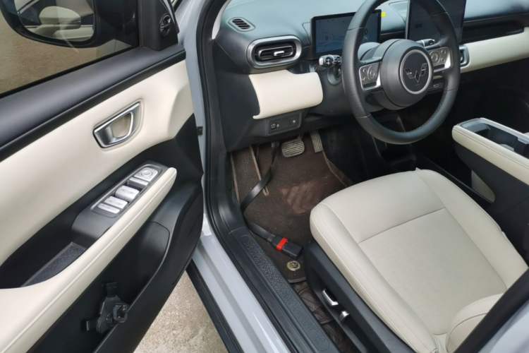 Used Wuling Bingo PLUS 2024 330 km Range Five-Seater Version Driver Seat