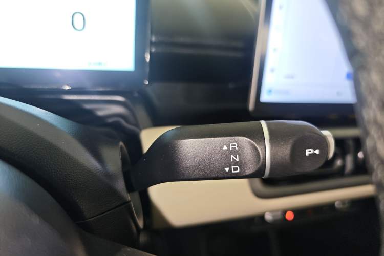 Used Wuling Bingo PLUS 2024 401 km Range 5-Seater Version Gear Lever