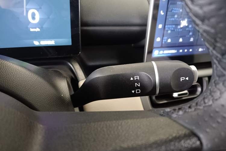 Used Wuling Bingo PLUS 2024 401 km Range 5-Seater Version Gear Lever