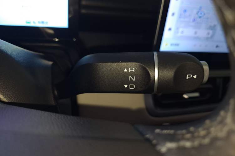Used Wuling Bingo PLUS 2024 401 km Range 5-Seater Version Gear Lever