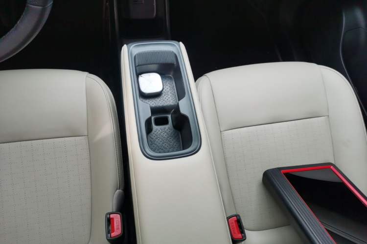 Used Wuling Bingo PLUS 2024 330 km Range Five-Seater Version Gear Lever
