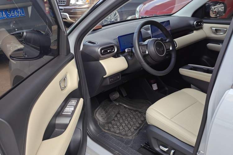 Used Wuling Bingo PLUS 2024 330 km Range Five-Seater Version Interior 3