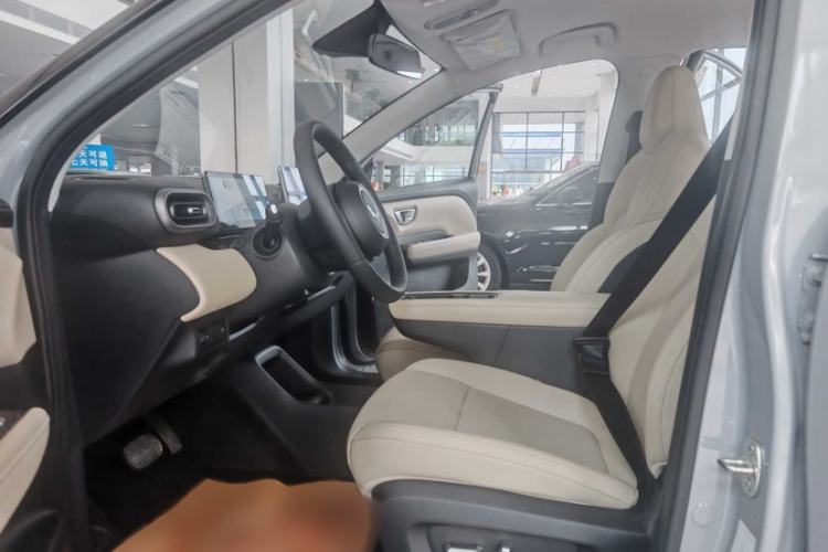 Used Wuling Bingo PLUS 2024 330 km Range Five-Seater Version Interior 4