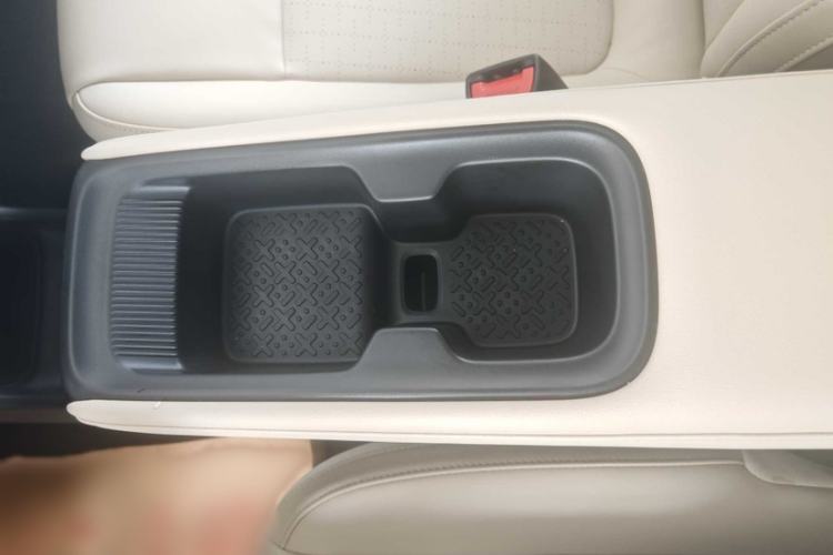 Used Wuling Bingo PLUS 2024 330 km Range Five-Seater Version Interior 6