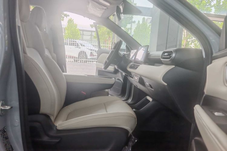 Used Wuling Bingo PLUS 2024 330 km Range Five-Seater Version Interior 7