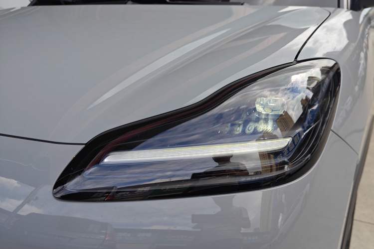 Used Wuling Bingo PLUS 2024 330 km Range Five-Seater Version Left Front Headlight