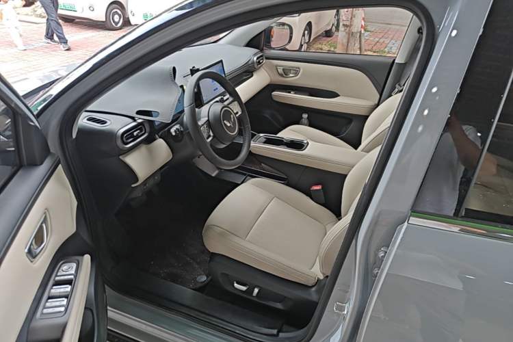 Used Wuling Bingo PLUS 2024 401 km Range 5-Seater Version Left Front Seat