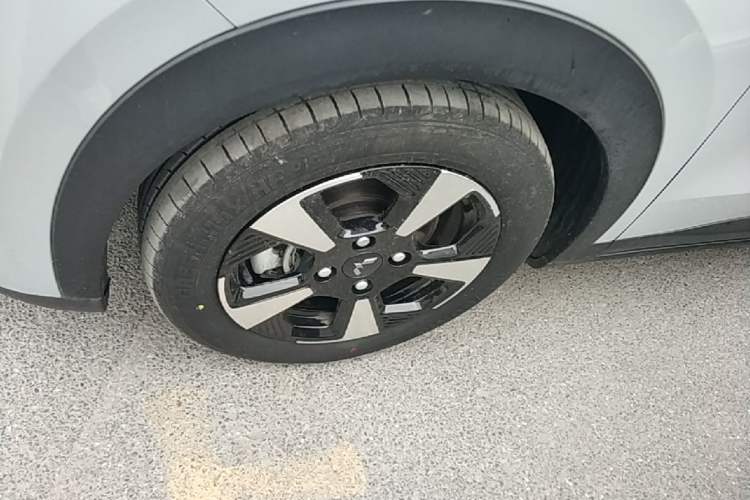 Used Wuling Bingo PLUS 2024 510 km Flagship Edition Four-Seater Version Left Front Wheel Hub