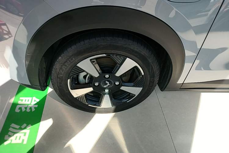 Used Wuling Bingo PLUS 2024 401 km Flagship Edition Four-Seater Version Left Front Wheel Hub