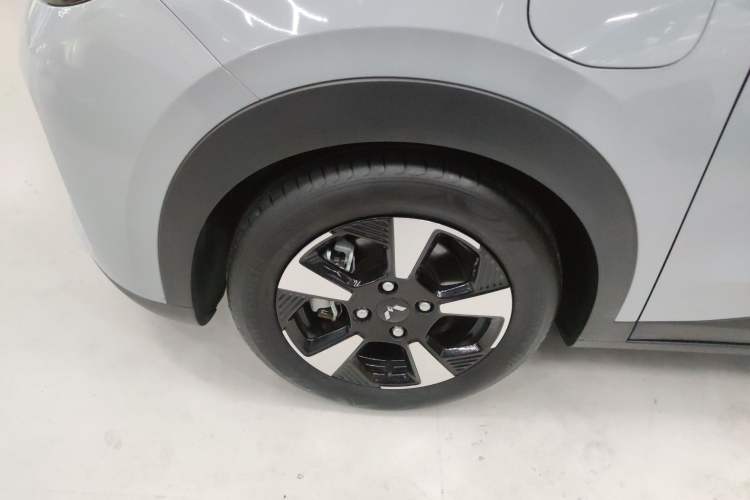 Used Wuling Bingo PLUS 2024 510 km Flagship Edition Four-Seater Version Left Front Wheel Hub
