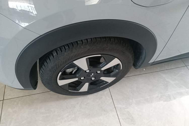 Used Wuling Bingo PLUS 2024 510 km Flagship Edition Four-Seater Version Left Front Wheel Hub