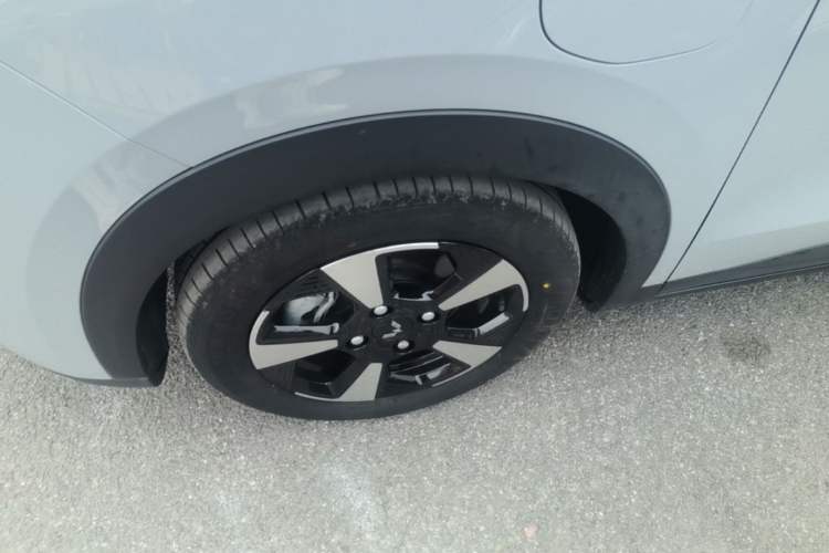 Used Wuling Bingo PLUS 2024 510 km Flagship Edition Four-Seater Version Left Front Wheel Hub