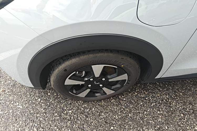 Used Wuling Bingo PLUS 2024 510 km Flagship Edition Four-Seater Version Left Front Wheel Hub