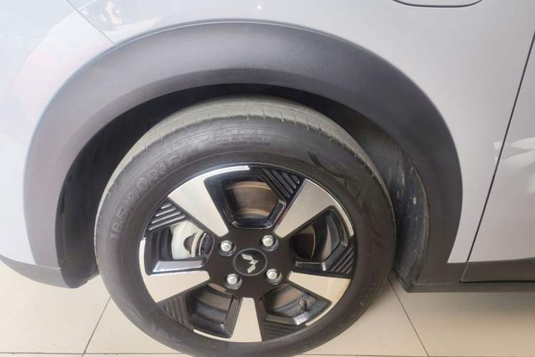 Used Wuling Bingo PLUS 2024 510 km Flagship Edition Four-Seater Version Left Front Wheel Hub