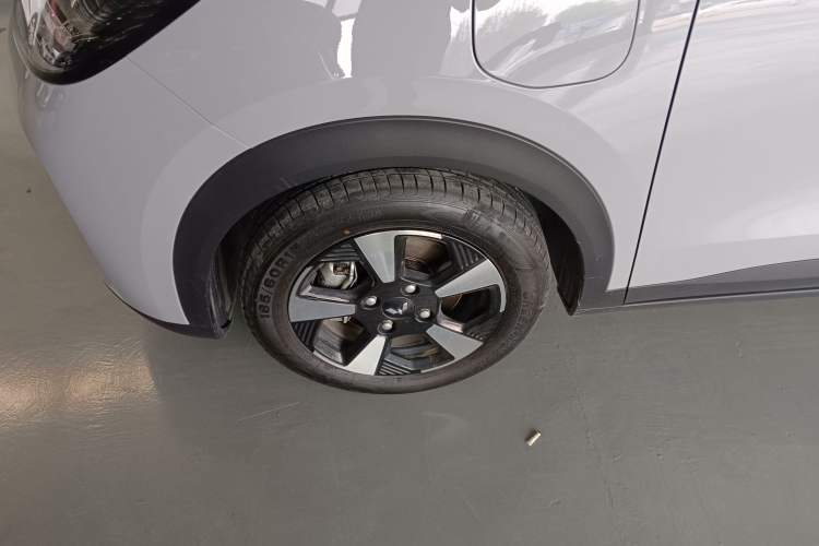 Used Wuling Bingo PLUS 2024 401 km Range 5-Seater Version Left Front Wheel Hub