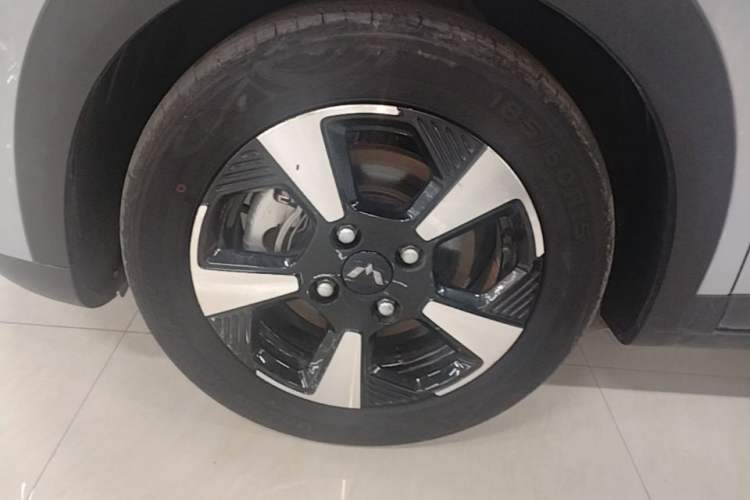 Used Wuling Bingo PLUS 2024 510 km Flagship Edition Four-Seater Version Left Front Wheel Hub