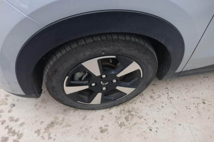 Used Wuling Bingo PLUS 2024 330 km Range Five-Seater Version Left Front Wheel Hub