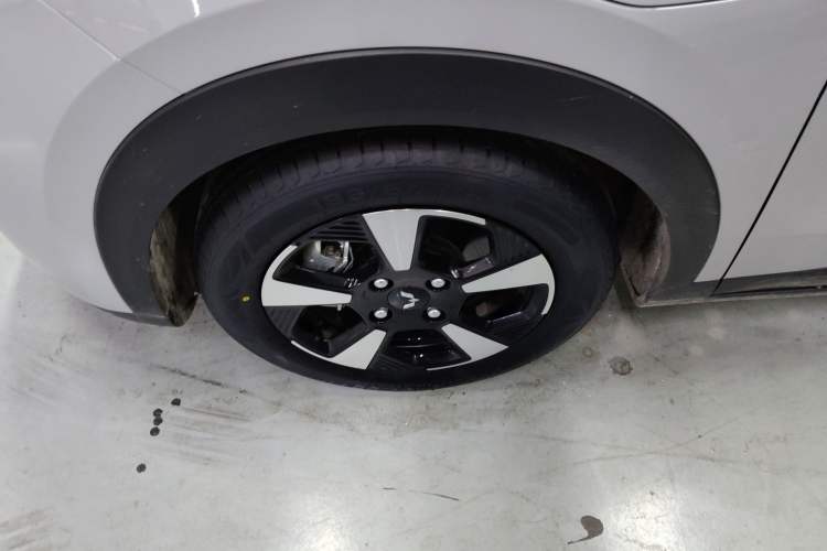 Used Wuling Bingo PLUS 2024 330 km Range Five-Seater Version Left Front Wheel Hub