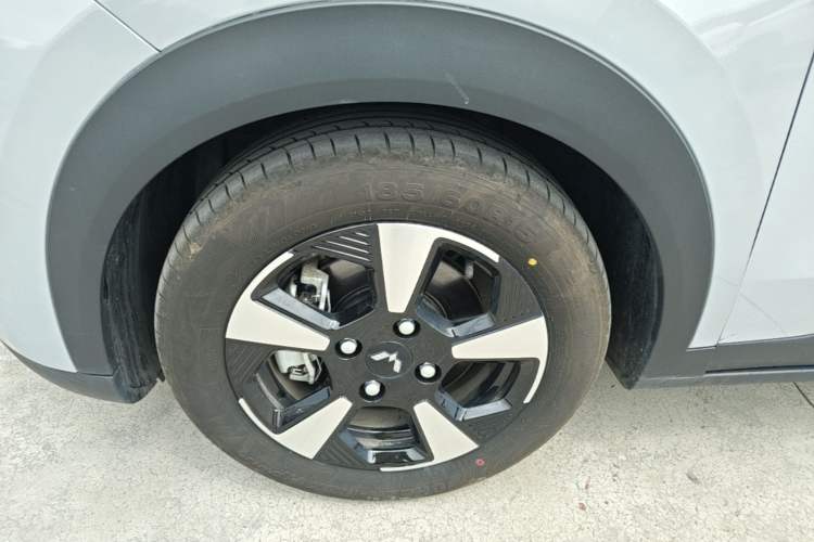 Used Wuling Bingo PLUS 2024 401 km Range 5-Seater Version Left Front Wheel Hub