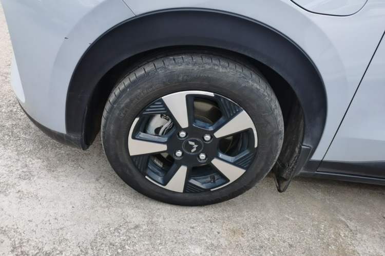 Used Wuling Bingo PLUS 2024 330 km Range Five-Seater Version Left Front Wheel Hub