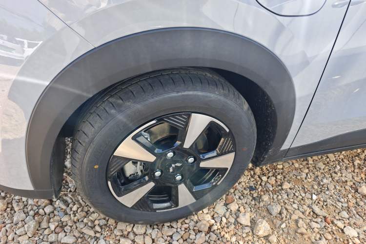 Used Wuling Bingo PLUS 2024 510 km Range 5-Seater Version Left Front Wheel Hub
