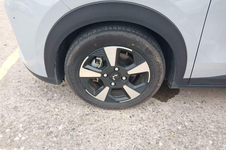 Used Wuling Bingo PLUS 2024 510 km Flagship Edition Four-Seater Version Left Front Wheel Hub