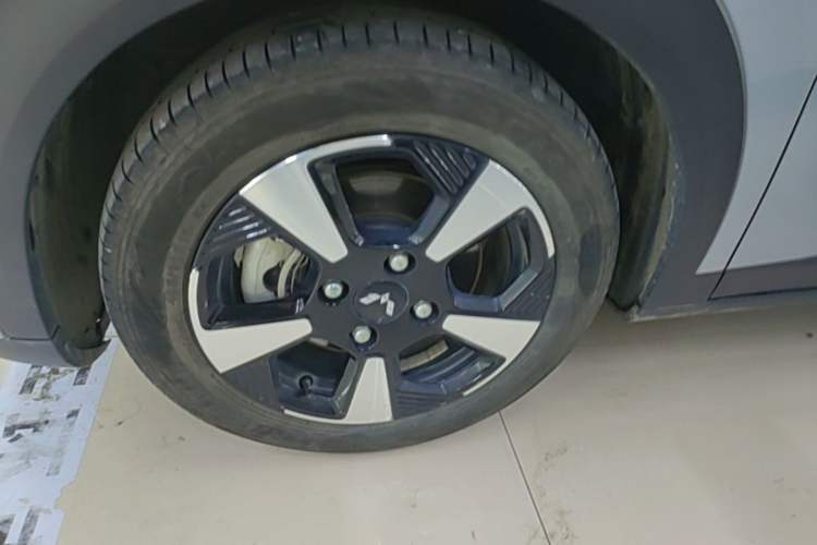 Used Wuling Bingo PLUS 2024 401 km Flagship Edition Four-Seater Version Left Front Wheel Hub