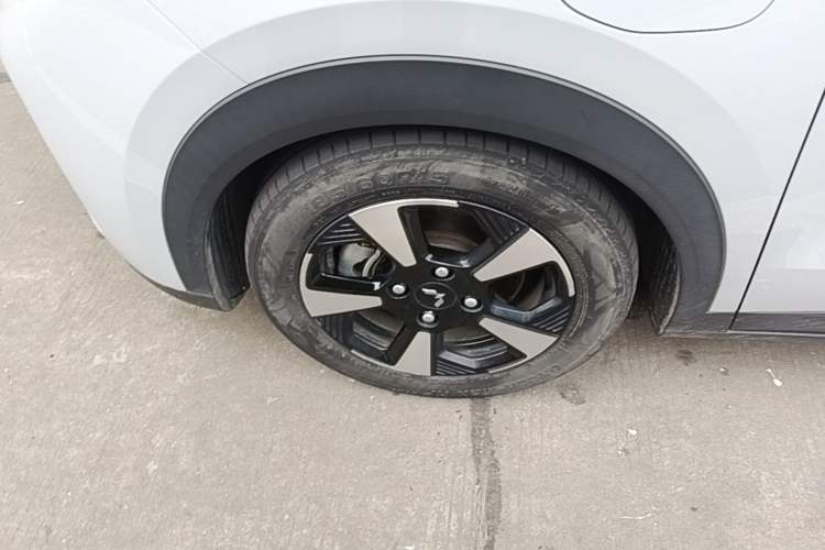 Used Wuling Bingo PLUS 2024 510 km Flagship Edition Four-Seater Version Left Front Wheel Hub