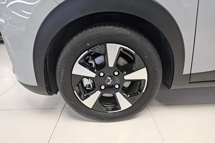 Used Wuling Bingo PLUS 2024 510 km Flagship Edition Four-Seater Version Left Front Wheel Hub