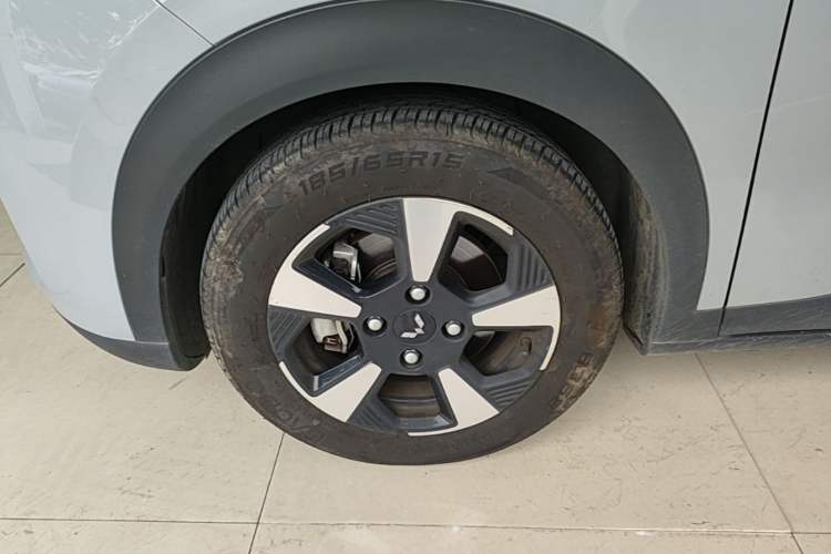 Used Wuling Bingo PLUS 2024 330 km Range Five-Seater Version Left Front Wheel Hub