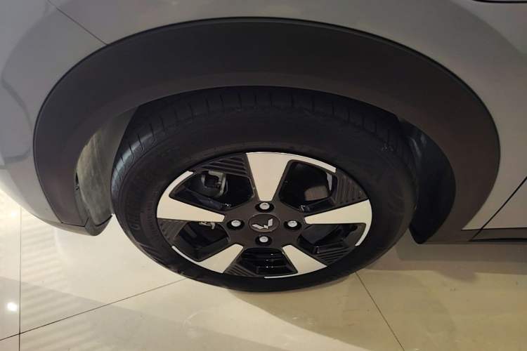 Used Wuling Bingo PLUS 2024 510 km Flagship Edition Four-Seater Version Left Front Wheel Hub