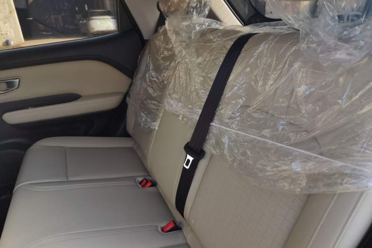 Used Wuling Bingo PLUS 2024 330 km Range Five-Seater Version Left Rear Seat