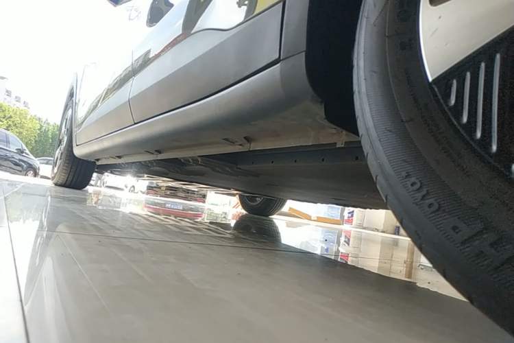 Used Wuling Bingo PLUS 2024 510 km Flagship Edition Four-Seater Version Left Side Sill