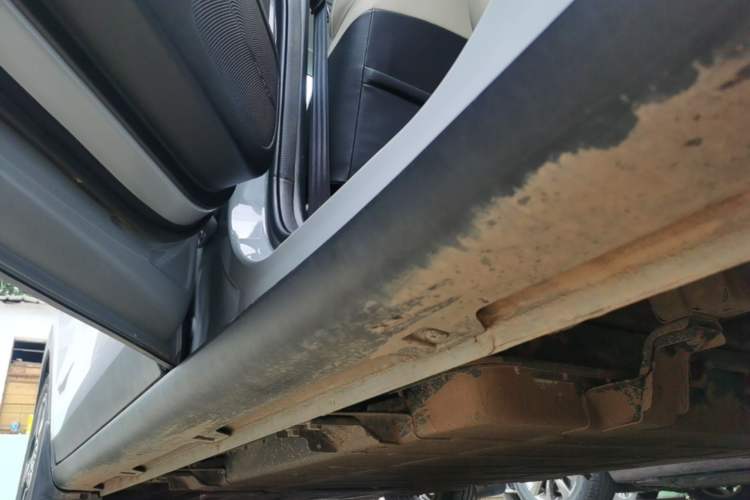 Used Wuling Bingo PLUS 2024 330 km Range Five-Seater Version Left Side Sill