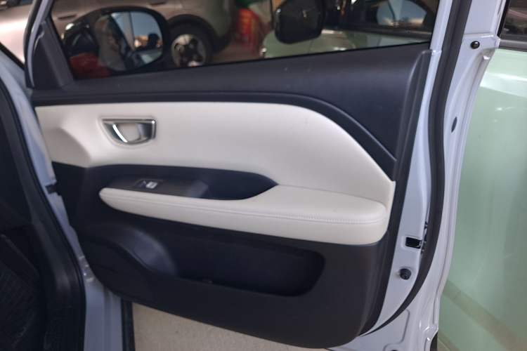 Used Wuling Bingo PLUS 2024 401 km Range 5-Seater Version Right Front Door Interior