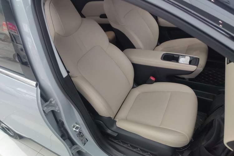 Used Wuling Bingo PLUS 2024 510 km Range 5-Seater Version Right Front Seat