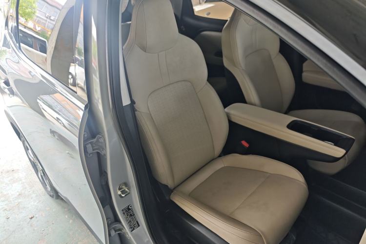 Used Wuling Bingo PLUS 2024 401 km Range 5-Seater Version Right Front Seat