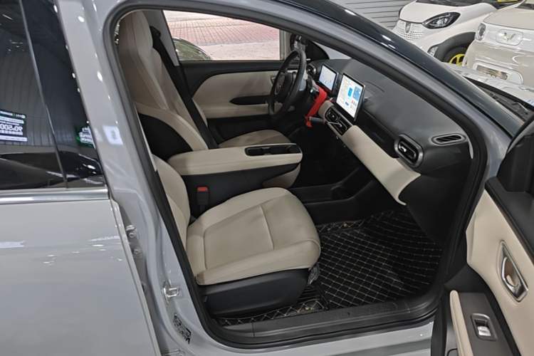 Used Wuling Bingo PLUS 2024 401 km Range 5-Seater Version Right Front Seat