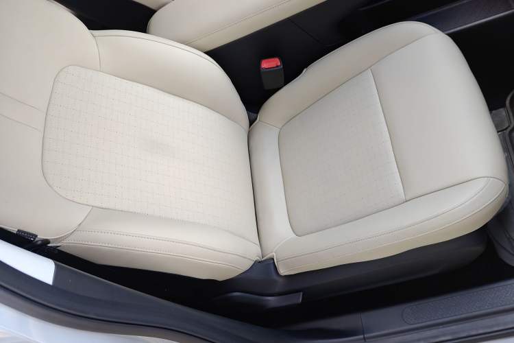 Used Wuling Bingo PLUS 2024 330 km Range Five-Seater Version Right Front Seat