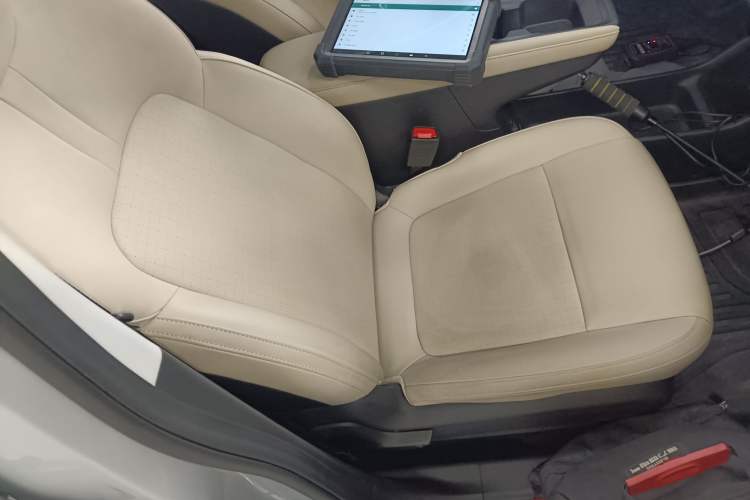 Used Wuling Bingo PLUS 2024 401 km Range 5-Seater Version Right Front Seat